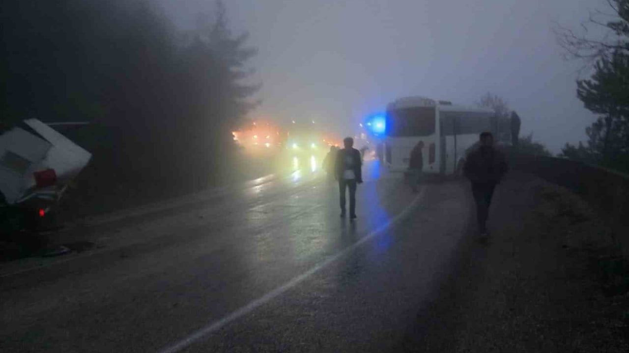 Bolu'da Midibüs ile TIR Çarpıştı: 3 Yaralı