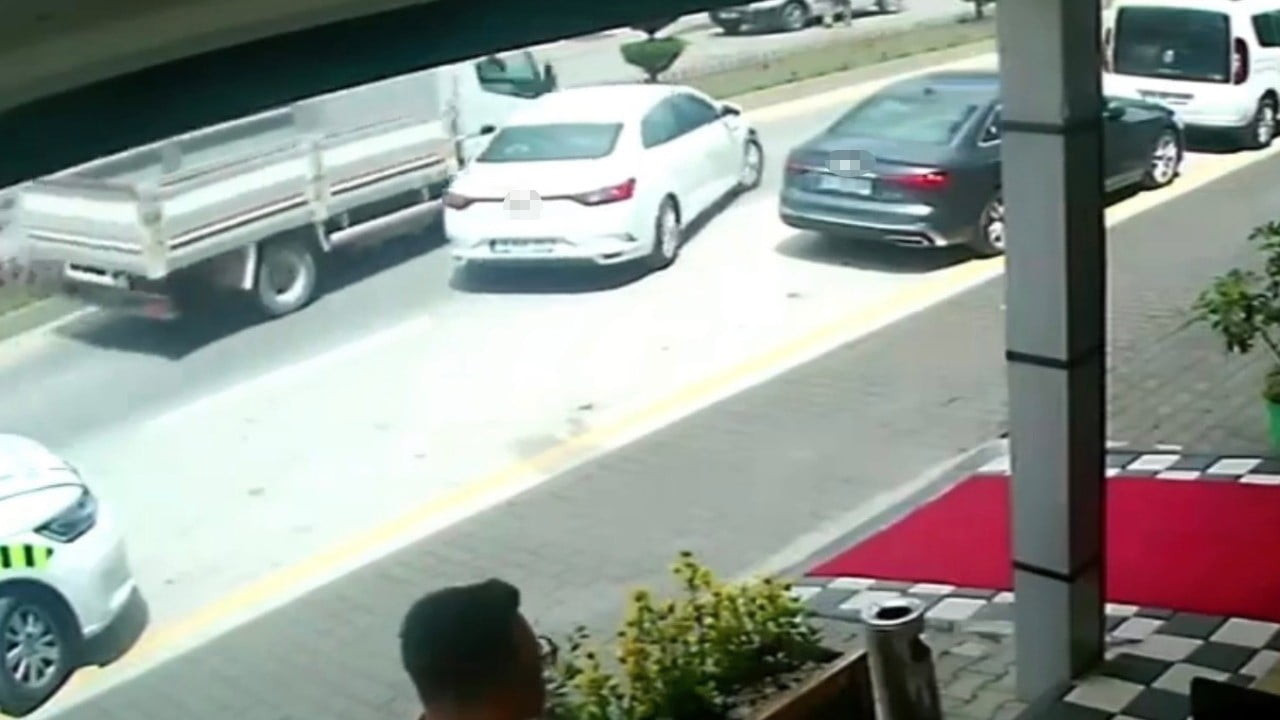 BOLU’DA ÖĞLE SAATLERİNDE CADDE ÜZERİNDEKİ PARK ALANINDAN ÇIKIŞ YAPAN OTOMOBİLE KAMYON ÇARPTI....