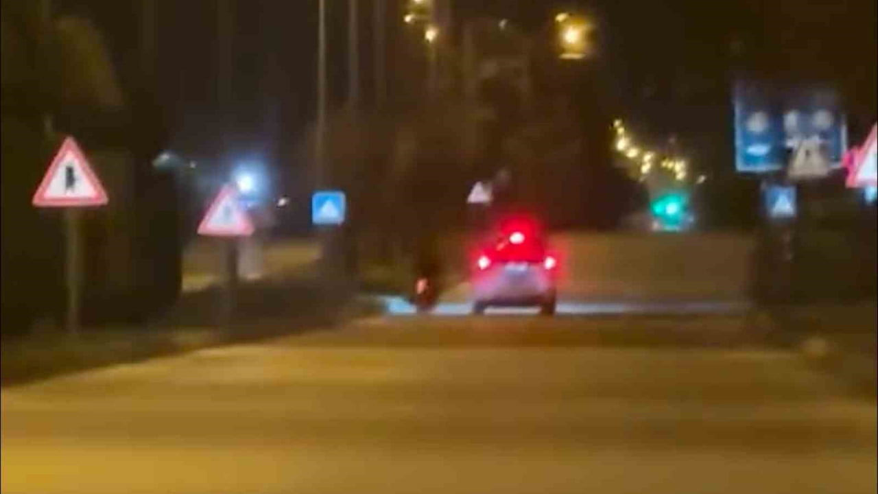 BOLU’DA POLİS EKİPLERİNİN ‘DUR’ İHTARINA UYMAYAN PLAKASIZ MOTOSİKLET SÜRÜCÜSÜ, YAŞANAN KISA SÜRELİ...