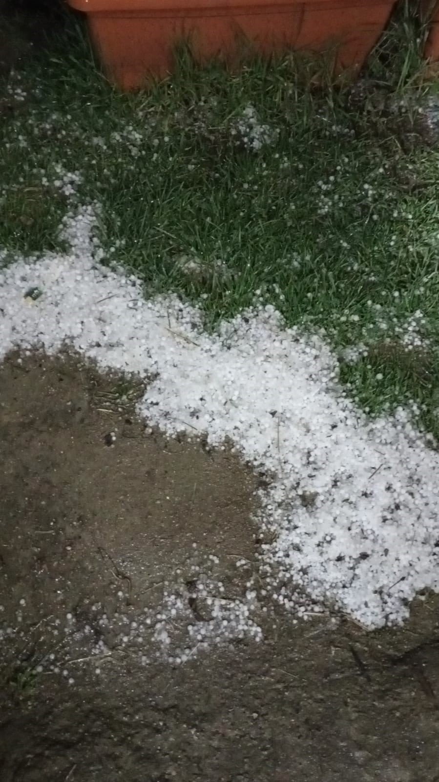 BOLU’DA SABAHA KARŞI ANİDEN BASTIRAN DOLU YAĞIŞI ETKİLİ OLDU. KISA SÜREDE KENTİ ETKİSİ ALTINA ALAN...