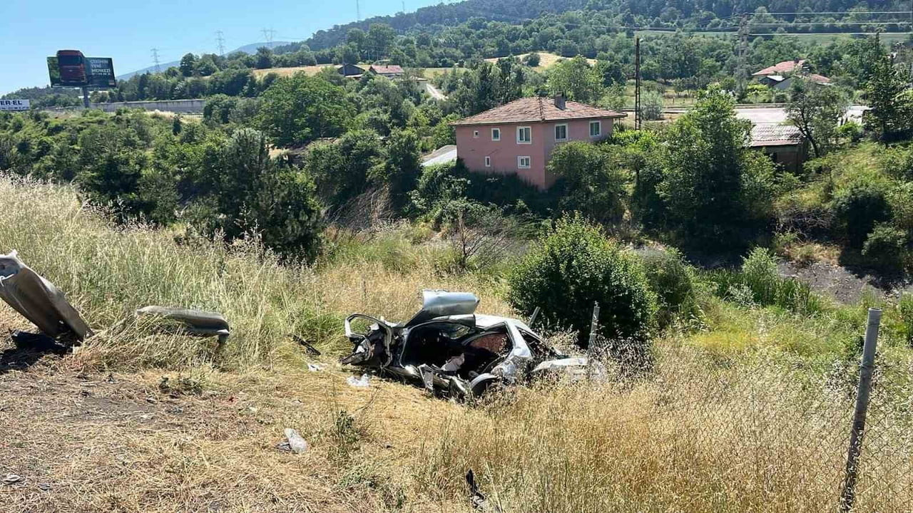 BOLU’DA, TEM OTOYOLU'NDA KONTROLDEN ÇIKARAK ŞARAMPOLE DEVRİLEN OTOMOBİLİN SÜRÜCÜSÜ HAYATINI...