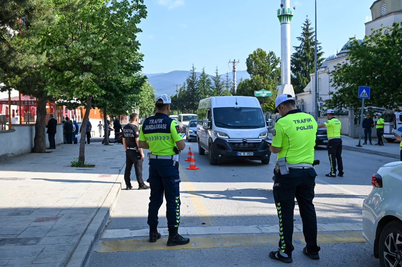 BOLU’DA TRAFİK POLİSİ, TRAFİK JANDARMASI VE TRAFİK ZABITASI EKİPLERİNCE OKUL SERVİS ARAÇLARINA...