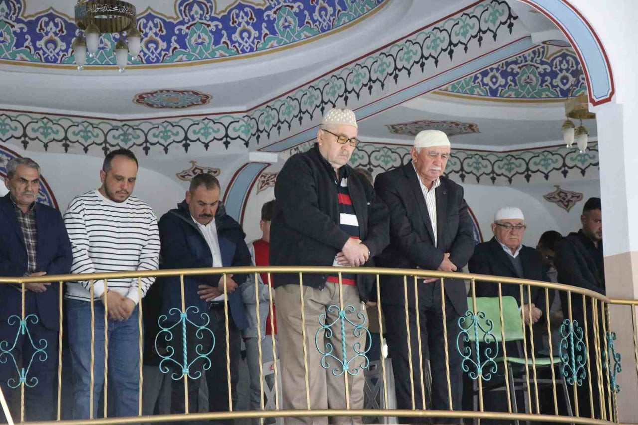 BOLU’DA VATANDAŞLAR, KURBAN BAYRAMI NAMAZINI EDA ETMEK İÇİN SABAHIN ERKEN SAATLERİNDEN İTİBAREN...