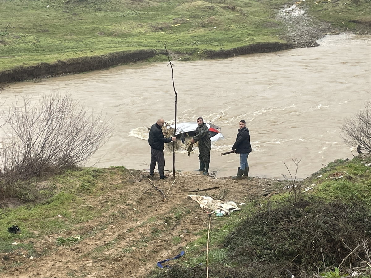 Bolu’nun Dağkent Mahallesi'nde sürücüsünün kimliği ve plakası henüz öğrenilemeyen otomobil...