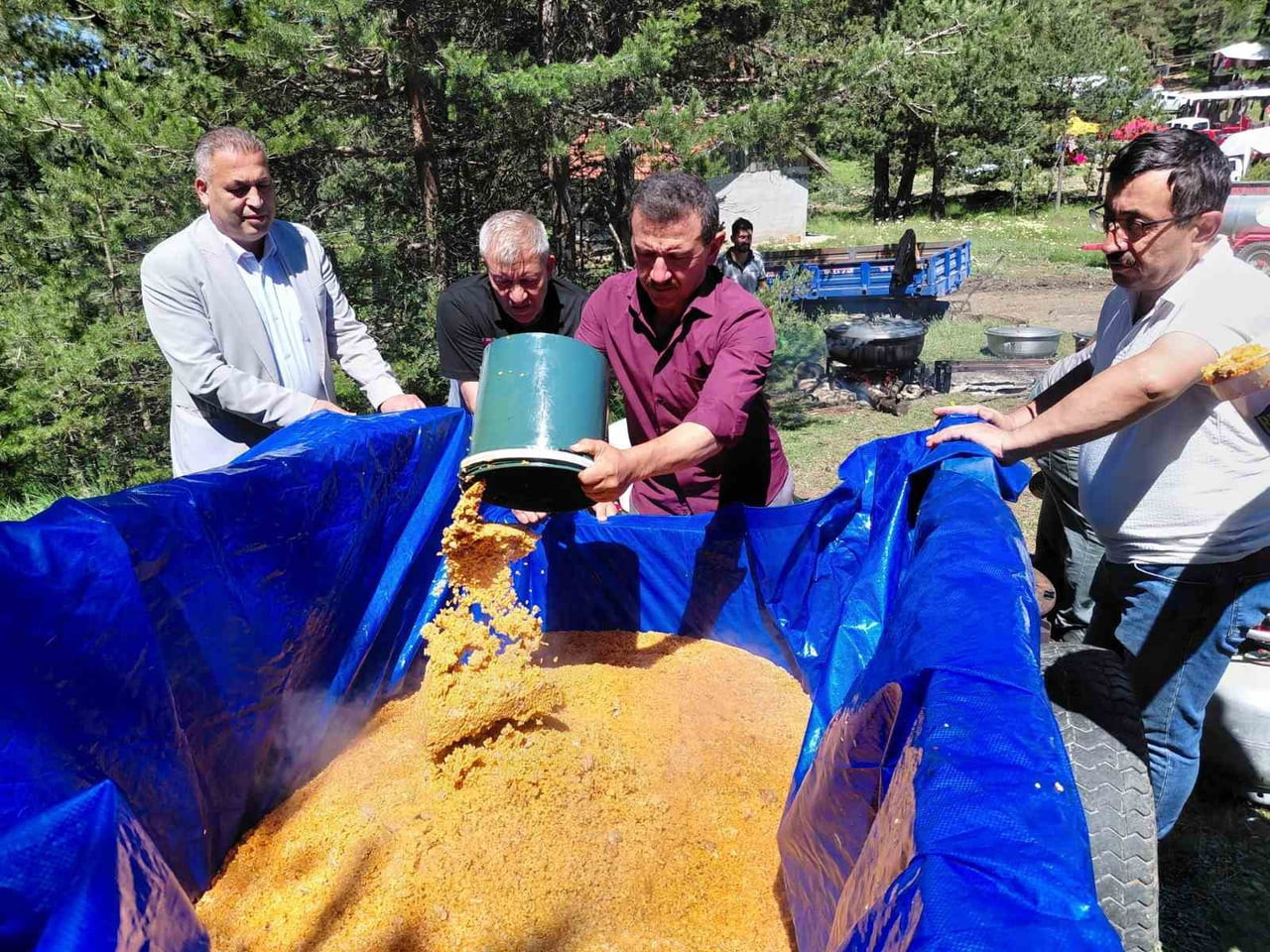 BOLU’NUN MUDURNU İLÇESİNDE ASIRLARDIR DEVAM EDEN GELENEKSEL ‘ŞİMŞİR BAYRAMI’, YÜZLERCE VATANDAŞIN...