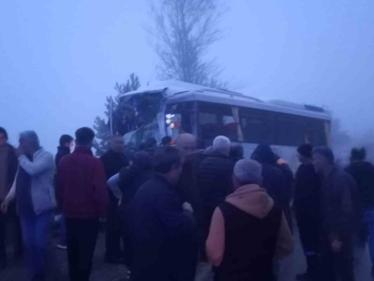 BOLU’NUN MUDURNU İLÇESİNDE YAĞIŞ NEDENİYLE KAYGANLAŞAN YOLDA KONTROLDEN ÇIKAN YAKIT YÜKLÜ TIR İLE...