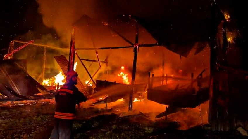 BOLU’NUN MUDURNU İLÇESİNDE YILDIRIM DÜŞMESİ SONUCU BİR SAMANLIK VE YANINDA BULUNAN TRAKTÖR ALEV...