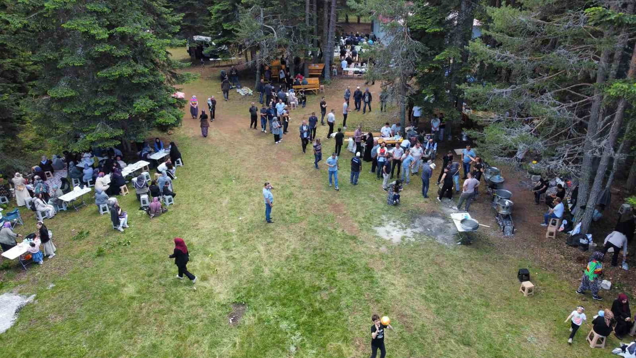 BOLU’NUN MUDURNU İLÇESİNE BAĞLI ÇAMYURDU KÖYÜ YAYLASINDA YAPIMI TAMAMLANAN SARI DEDE TÜRBESİ...