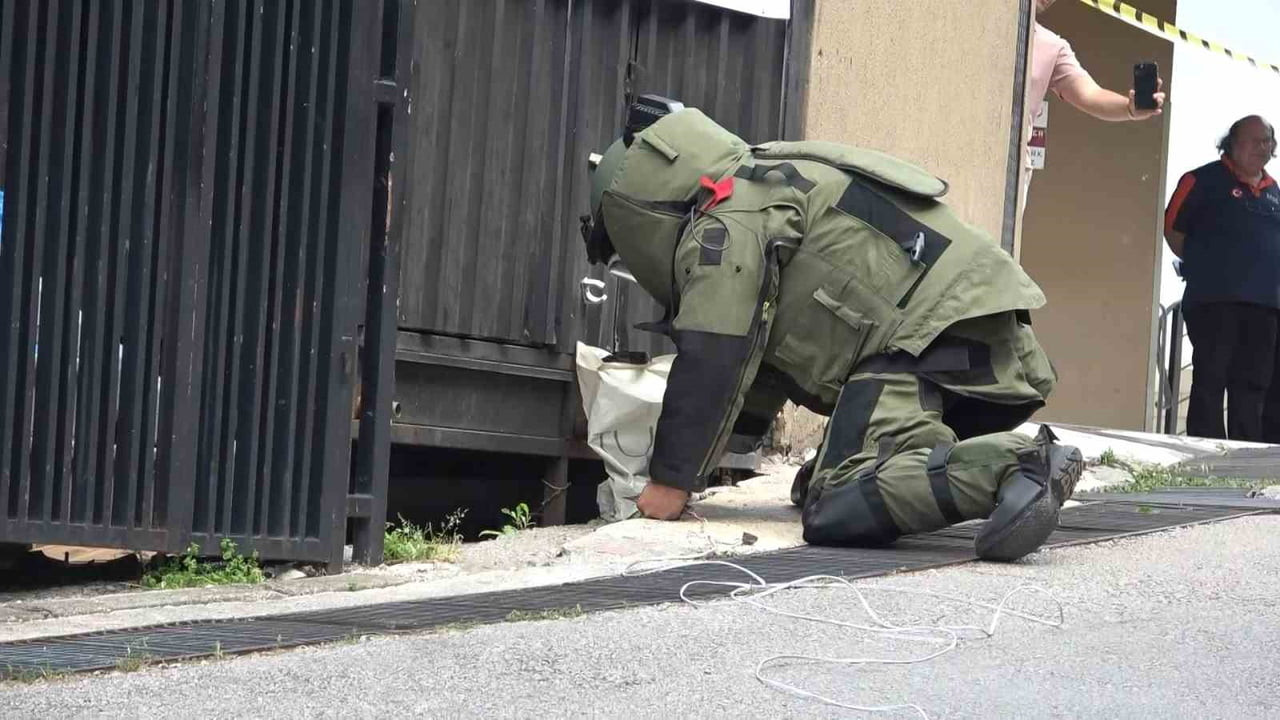 BOMBA TATBİKATI GERÇEĞİ ARATMADI ÇEVREDE GENİŞ GÜVENLİK ÖNLEMİ ALINDI, POLİS O PAKETİ BÖYLE HAVAYA...