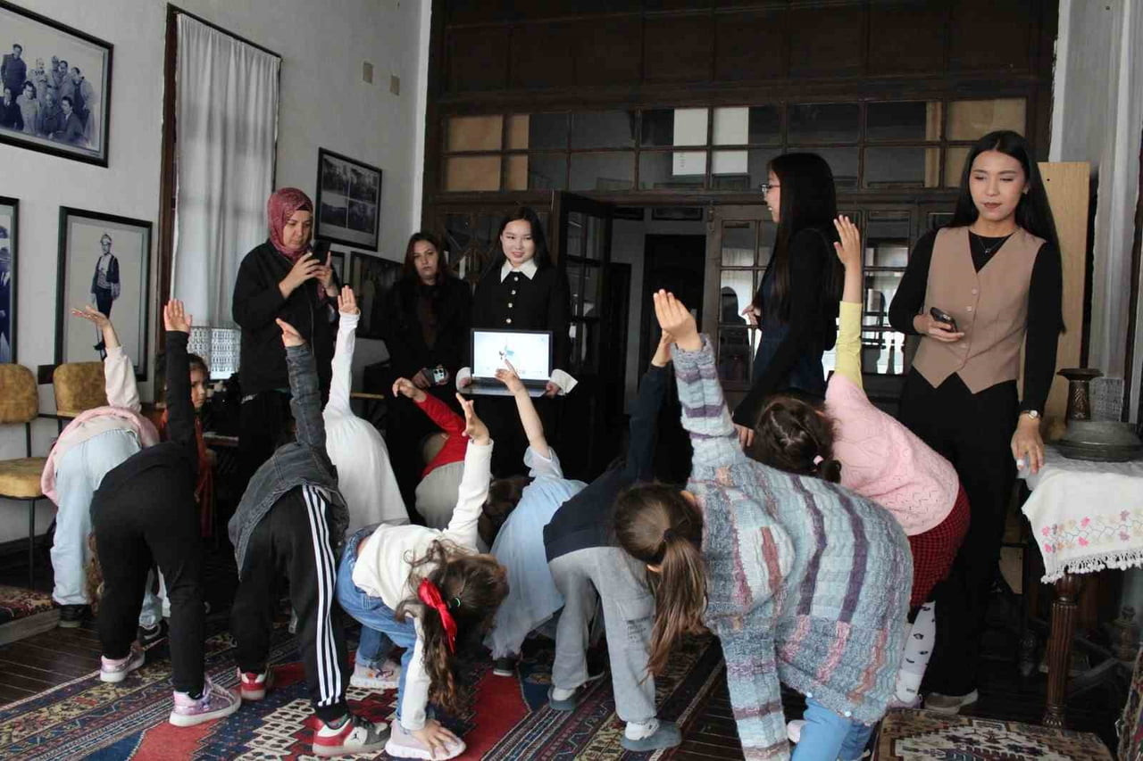 BOR HALK KÜTÜPHANESİ 56 ÖĞRETMEN ADAYINDAN 19 FARKLI ETKİNLİK