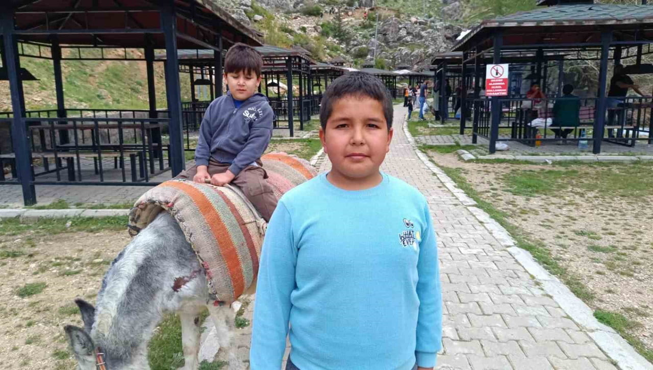 BOŞ KALDIĞI ZAMANLARDA ALANI GEZMEK İSTEYEN VATANDAŞLARI EŞEKLE GEZDİREREK OKUL HARÇLIĞINI...