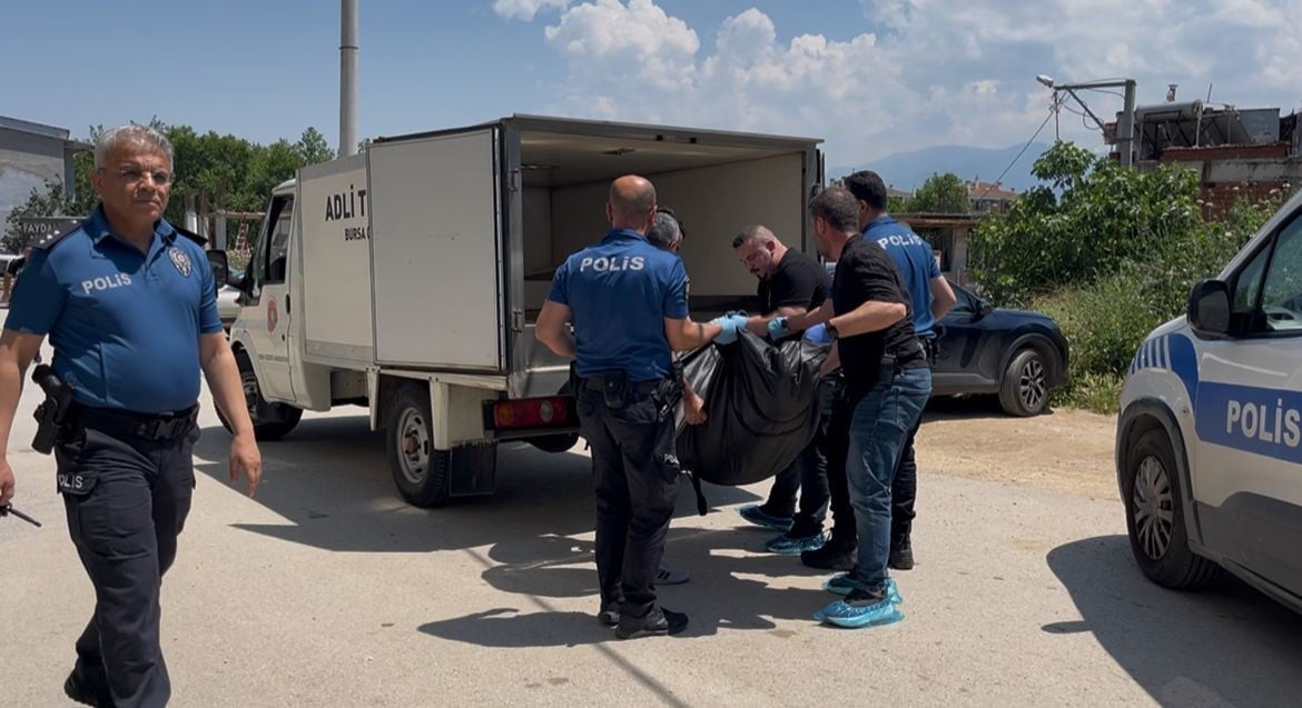 ‘BOŞANMAK İSTİYORUM’ DEDİ 10 YAŞINDAKİ ÇOCUĞUNUN YANINDA DEFALARCA BIÇAKLANARAK...