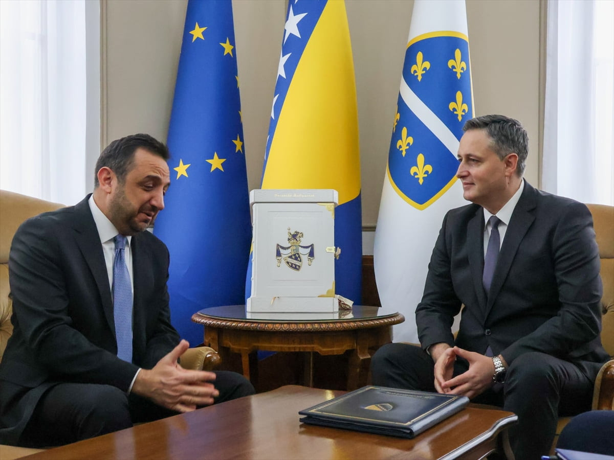 Bosna Hersek Devlet Başkanlığı Konseyi Boşnak Üyesi Denis Becirovic (sağda), Türkiye'nin...