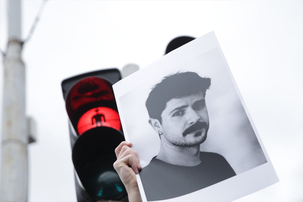 Bosna Hersek'in başkenti Saraybosna'da öğrenciler, tramvayın raydan çıkarak durakta bekleyenlere...