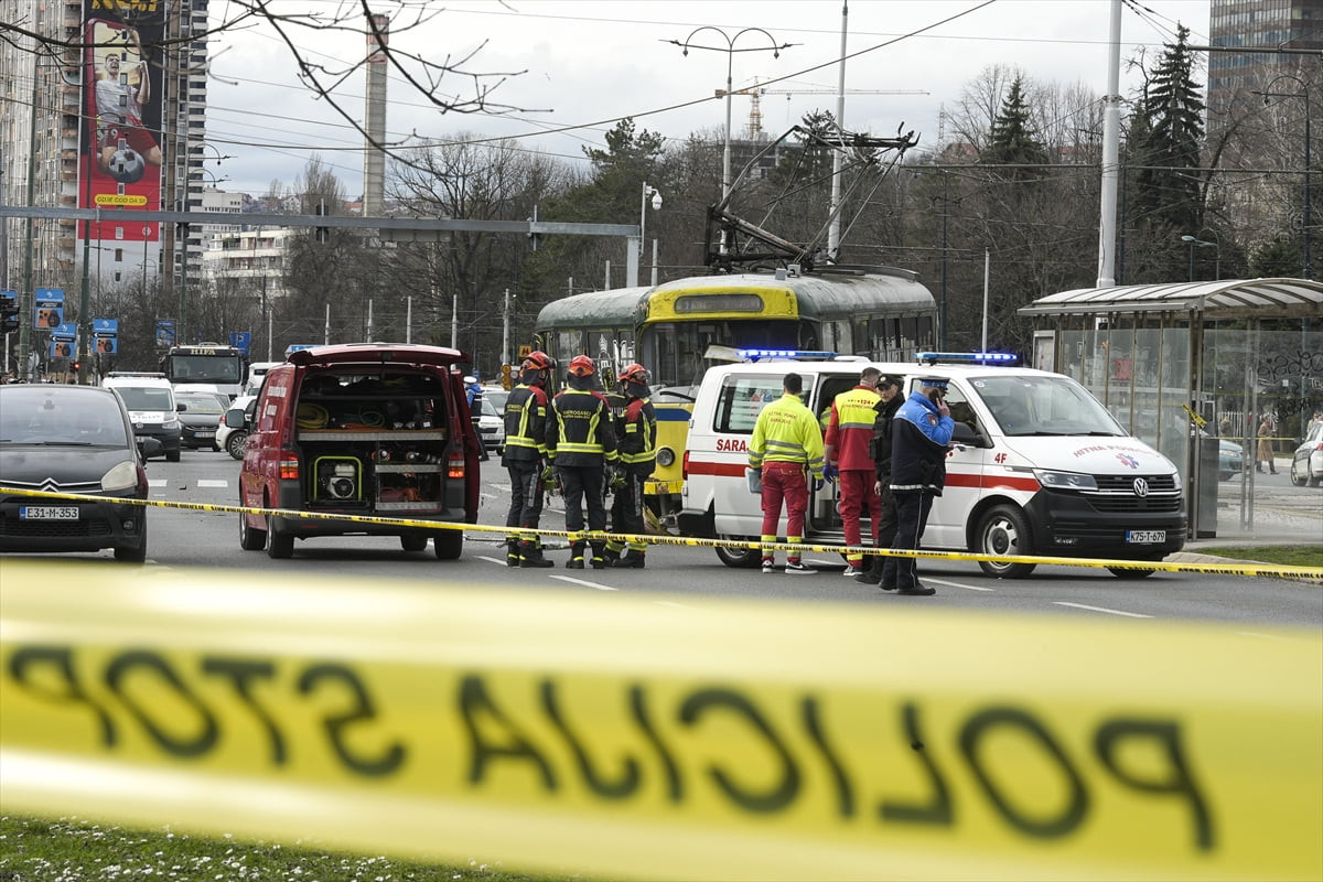 Bosna Hersek'in başkenti Saraybosna'da, raydan çıkan tramvayın durakta bekleyen yolculara çarpması...