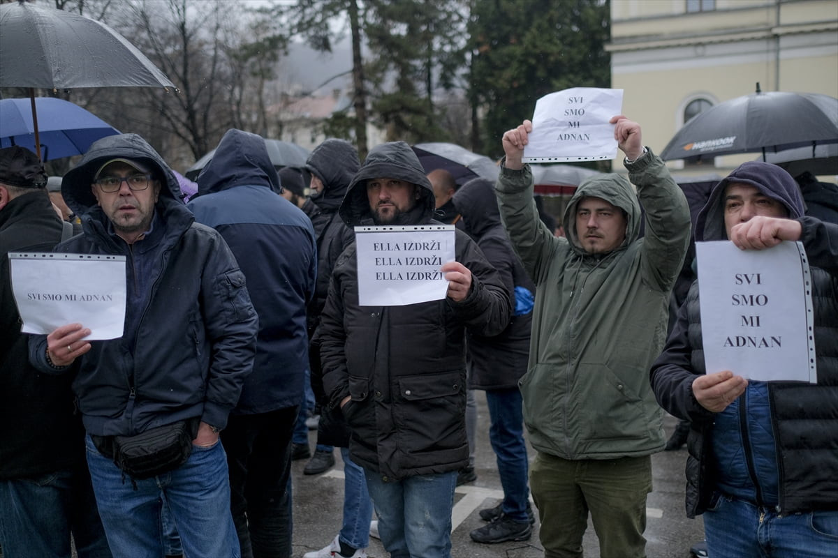 Bosna Hersek'in başkenti Saraybosna'da tramvayın raydan çıkarak durakta bekleyenlere çarpması...