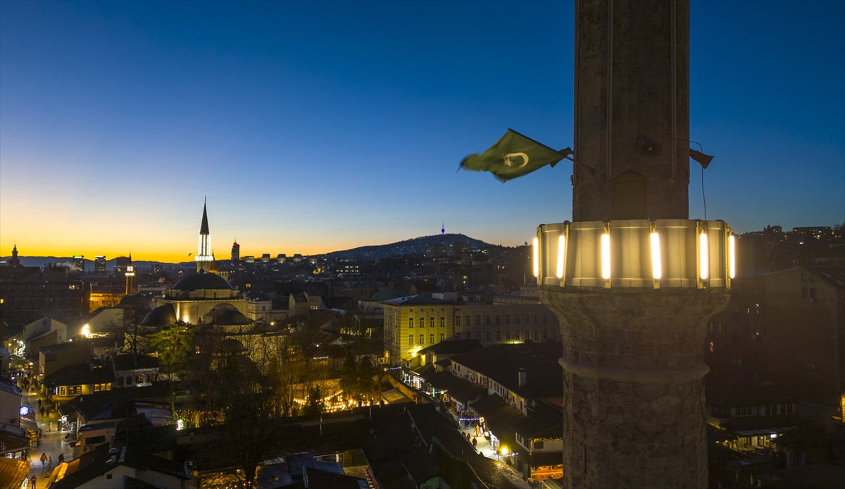 Bosna Hersek'in başkenti Saraybosna'daki tarihi Başçarşı, ramazan dolayısıyla ay ve yıldız figürlü...