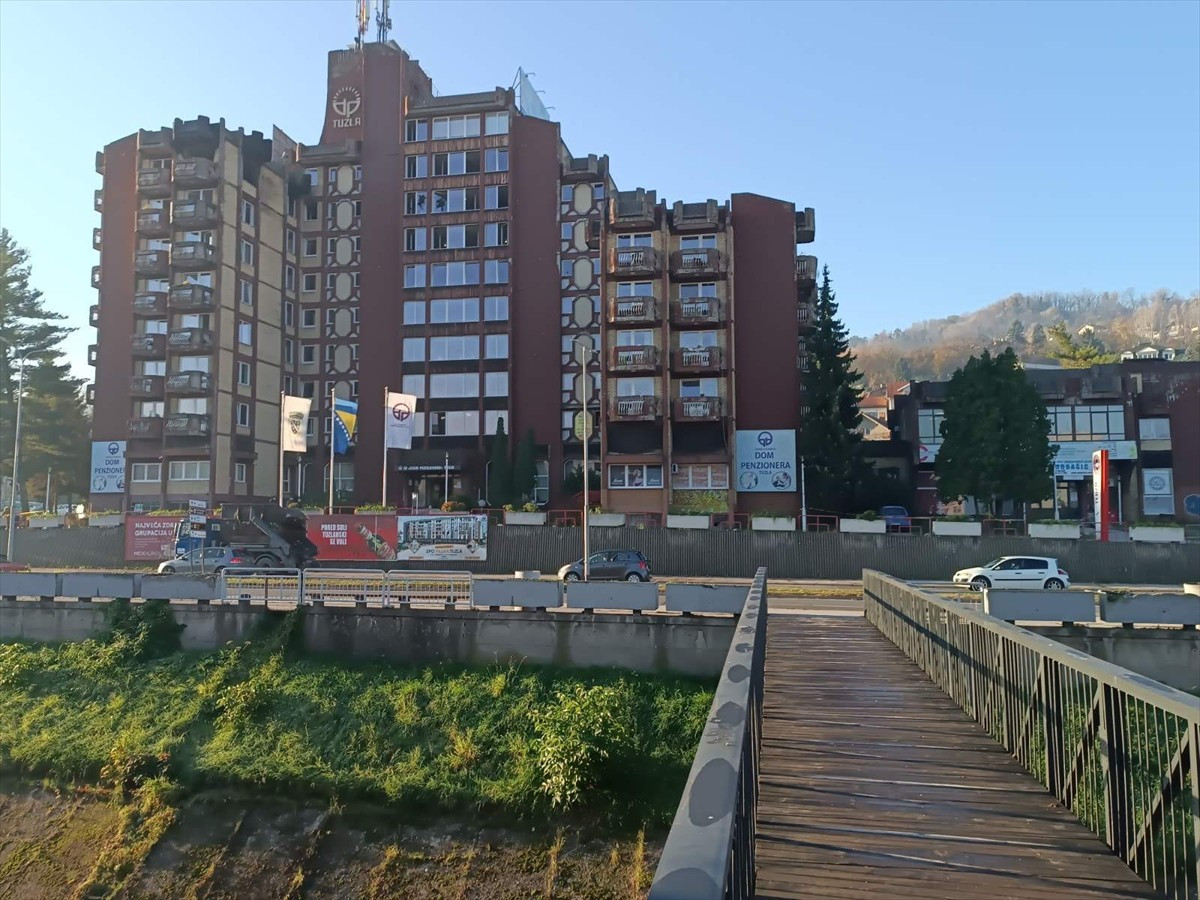 Bosna Hersek'in Tuzla şehrinde bir huzurevinde çıkan yangında 11 kişi hayatını kaybetti, 38 kişi...