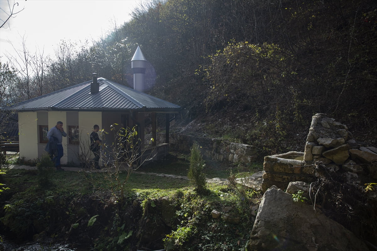 Bosna Hersek'in Zenica kenti yakınlarındaki Pojske köyü, en fazla 10 kişinin ibadet edebildiği, 16...