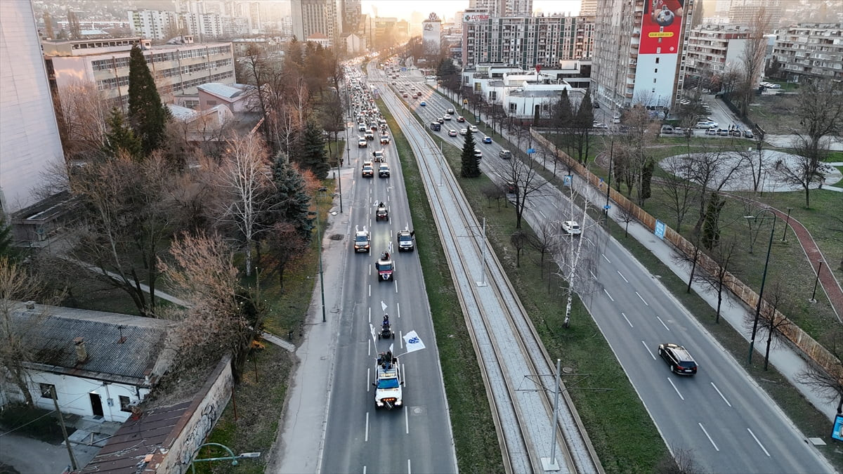 Bosna Hersek'te 1 Mart Bağımsızlık Günü kutlamalarında, altın zambaklı bayraklarla başkent...