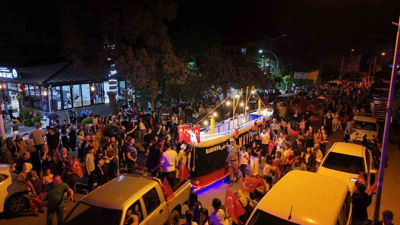 BOZDOĞAN SOKAKLARINDA BANDIRMA VAPURU COŞKUSU