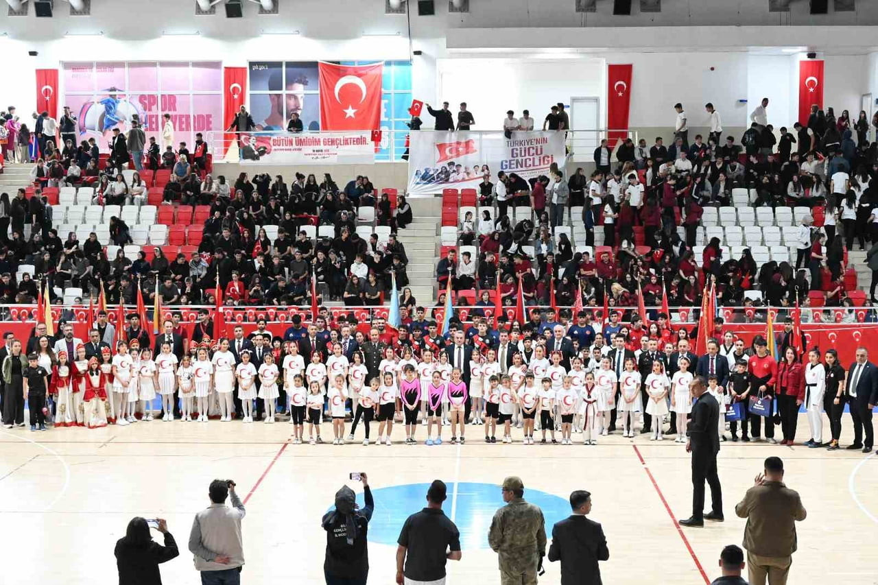 BOZÜYÜK’TE 19 MAYIS ATATÜRK’Ü ANMA, GENÇLİK VE SPOR BAYRAMI COŞKUYLA KUTLANIYOR