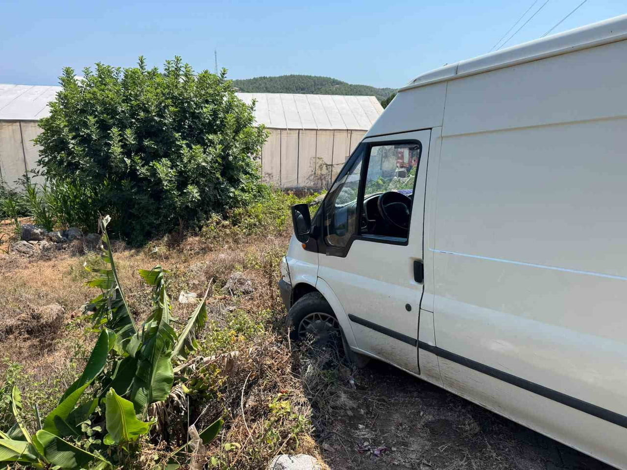 BOZYAZI İLÇESİNDE ÇIKMAZ SOKAKTAN DÖNÜŞ YAPAN TİCARİ ARAÇ YOLDAN ÇIKTI