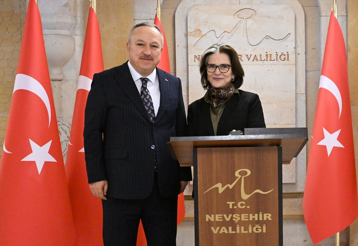 Brezilya'nın Ankara Büyükelçisi Gilda Motta Santos Neves (sağda), Nevşehir Valisi Ali Fidan'ı...