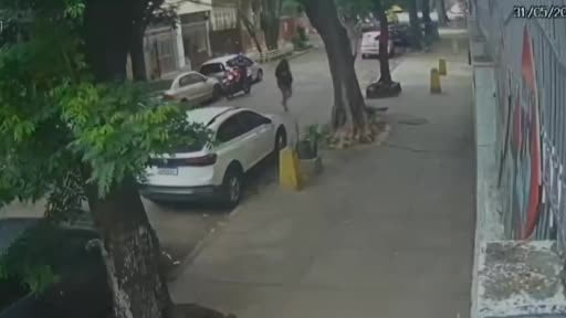 Brezilya’da kaldırımda yürüyen kadın, rögar kapağı sabit olmayan kanalizasyona düştü. Rögar kapağı...