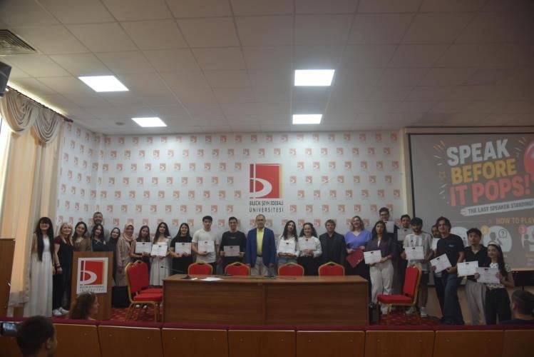 BŞEÜ'DE İNGİLİZCE YILSONU GÖSTERİSİ BÜYÜK BEĞENİ TOPLADI