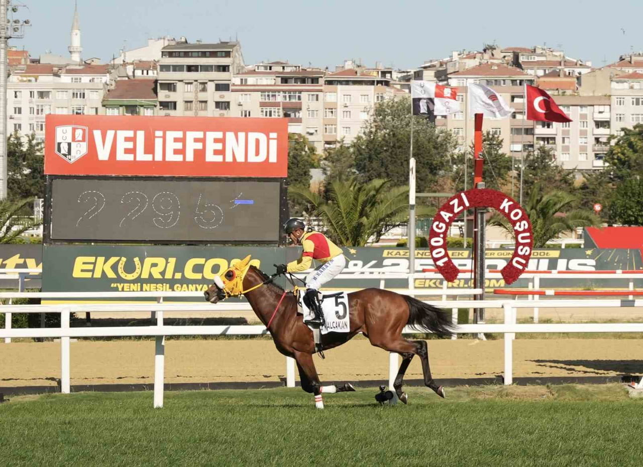BU YIL 100.'SÜ DÜZENLENEN VE TÜRK YARIŞÇILIK TARİHİNİN DERBİSİ OLAN GAZİ KOŞUSU'NU EMRAH...