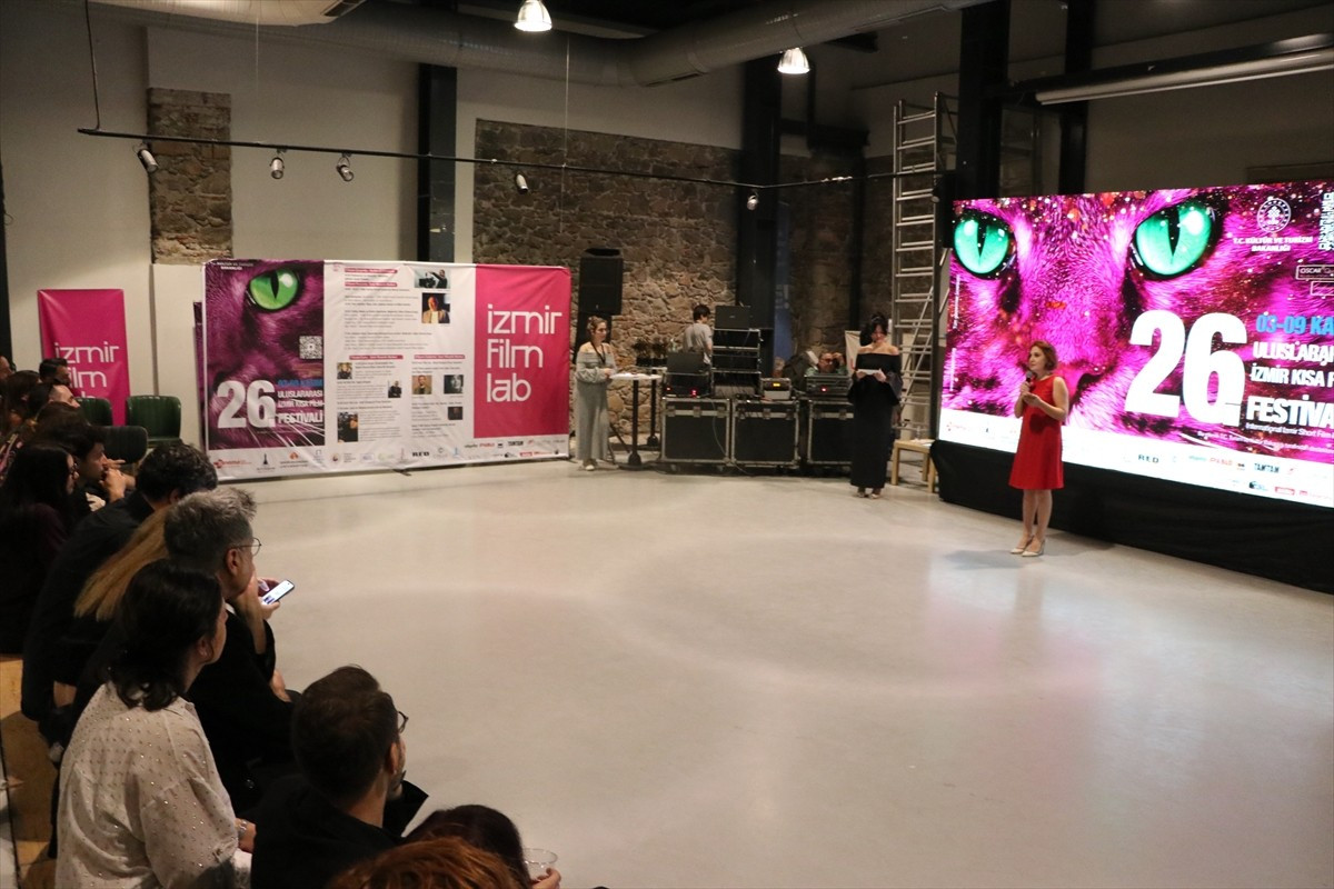 Bu yıl 26'ncısı düzenlenen İzmir Kısa Film Festivali'nde dereceye giren filmlere ödülleri törenle...
