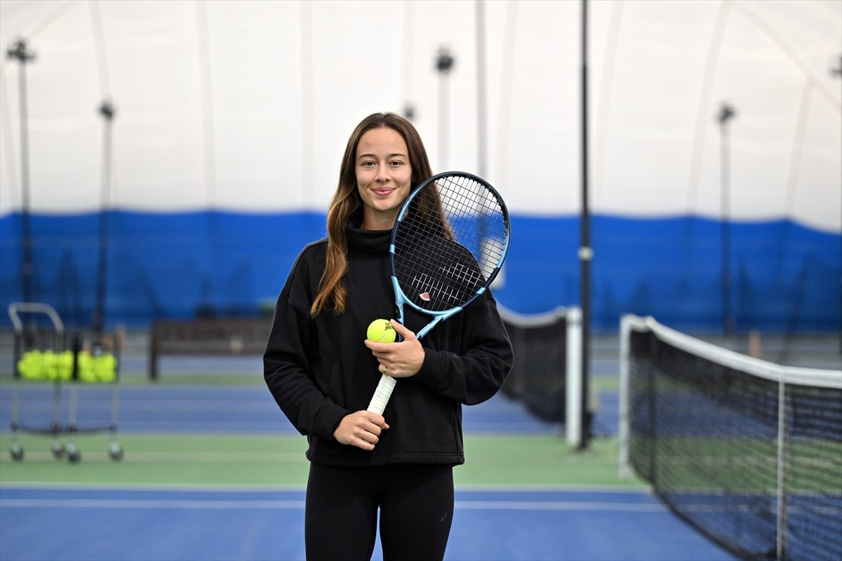 Bu yıl yakaladığı başarılarla öne çıkan milli tenisçi Zeynep Sönmez, AA muhabirine açıklamalarda...