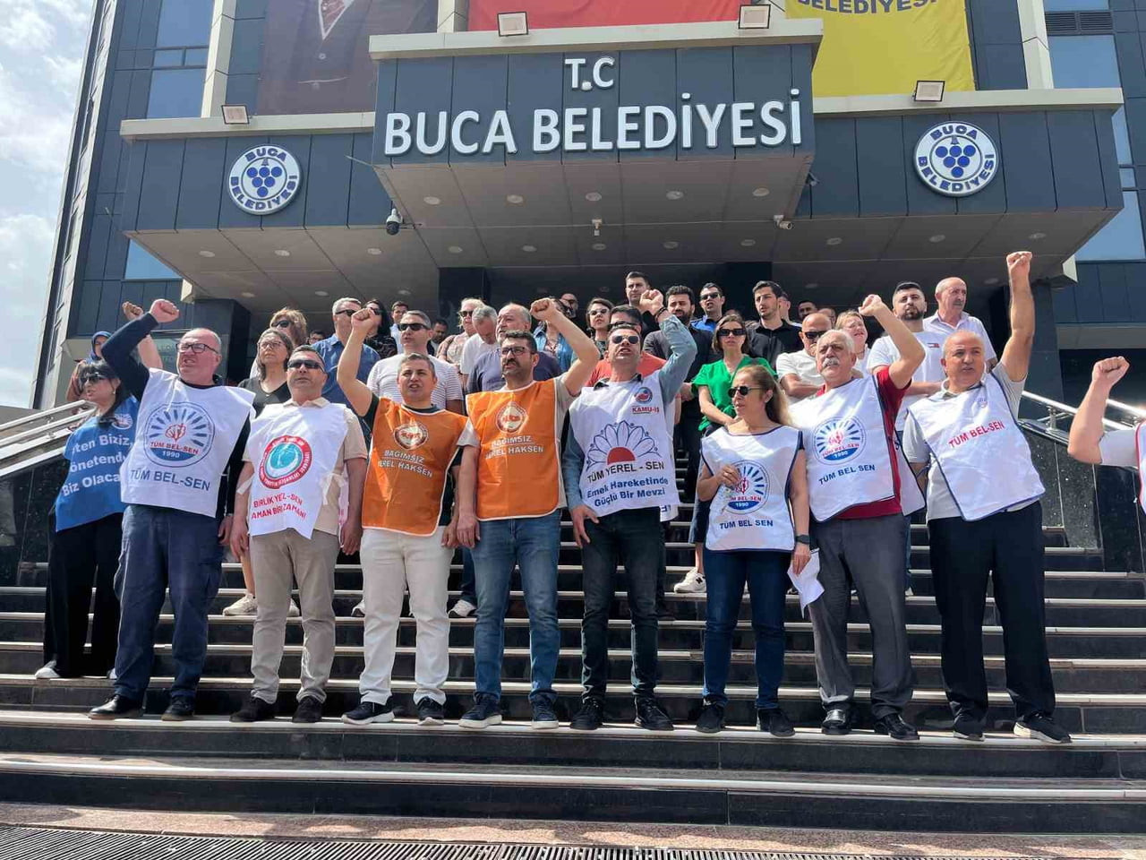 BUCA BELEDİYE BİNASI ÖNÜNDE TOPLANAN TÜM BEL-SEN, BİRLİK YEREL HİZMET-SEN VE BAĞIMSIZ YEREL...