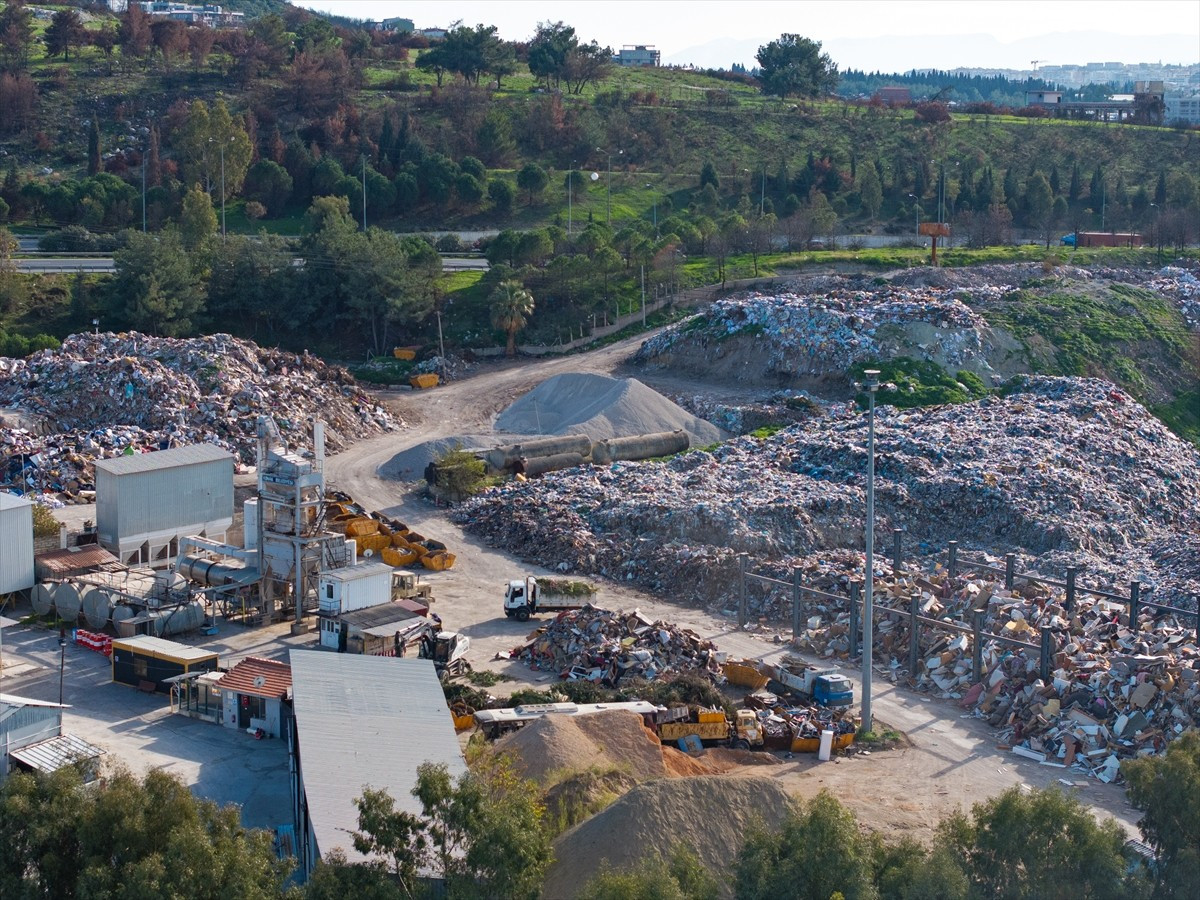 Buca Belediyesi Temizlik İşleri Müdürlüğü Şantiyesi'nde depolanan çöplerin kötü koku yaydığını ve...