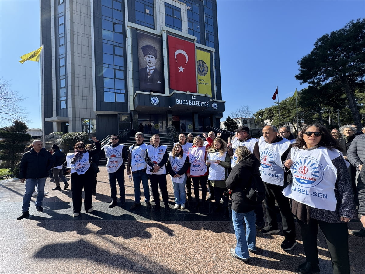 Buca Belediyesi'nde çalışan yaklaşık 300 memur, çeşitli alacaklarının ödenmediği gerekçesiyle iş...