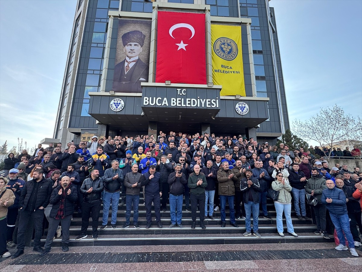 Buca Belediyesinde çalışan yaklaşık 1800 işçi, maaşlarını alamadıkları gerekçesiyle iş bırakma...