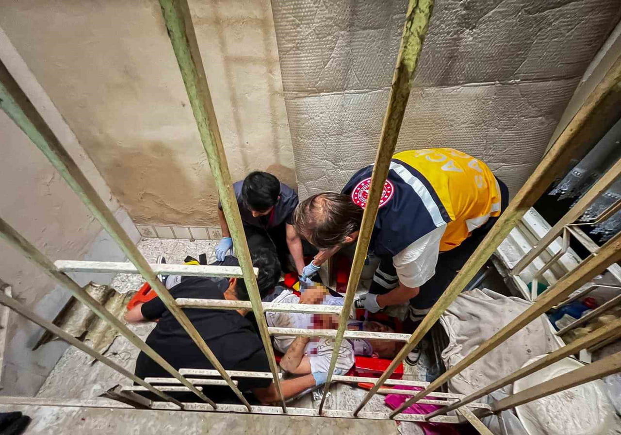 BUCA İLÇESİNDE BİR BİNANIN ÇATISINDAN APARTMAN BOŞLUĞUNA DÜŞEREK YARALANAN ŞAHIS, İTFAİYENİN HIZLI...