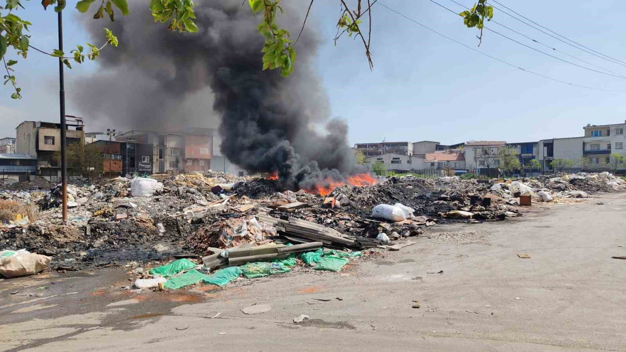 BUCA'DA SANAYİ ATIKLARININ DÖKÜLDÜĞÜ ALANDA YANGIN ÇIKTI