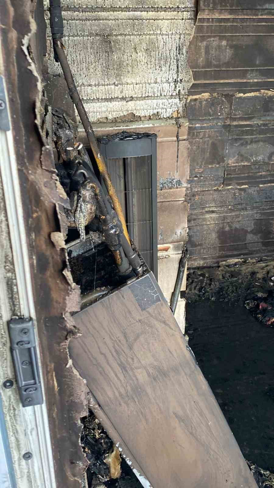 BUCAK İLÇESİNDE TEK KATLI BİR EVİN BALKONUNDA ÇIKAN YANGIN, İTFAİYE EKİPLERİNİN MÜDAHALESİYLE...