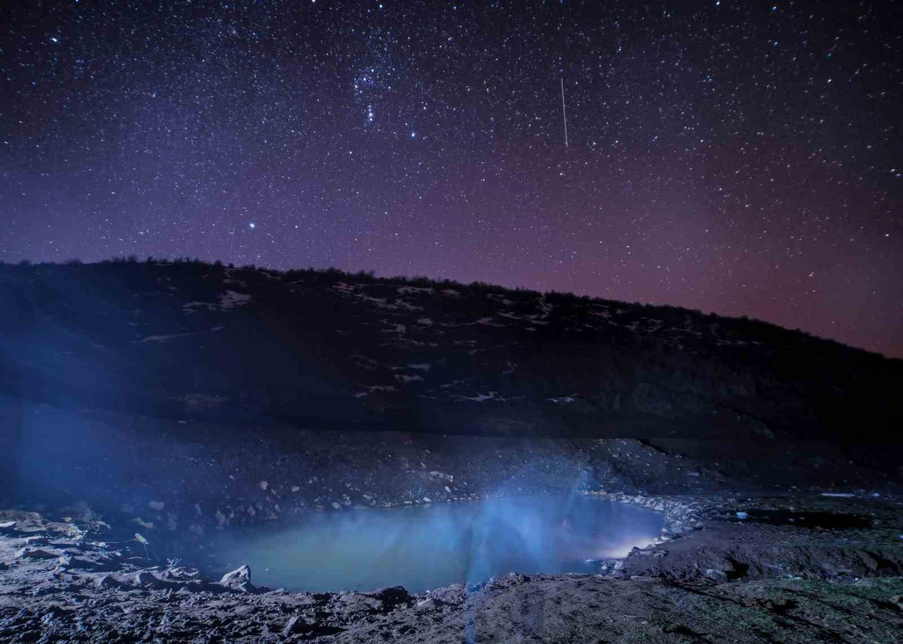 BUDAKLI KAPLICALARI, GECEYİ AYDINLATAN YILDIZLARLA GÜZEL GÖRÜNTÜLER OLUŞTURDU.
