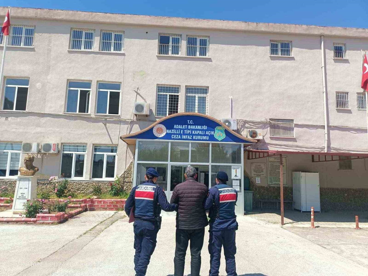 BUHARKENT’TE 11 YIL HAPİS CEZASI İLE ARANAN HÜKÜMLÜ YAKALANDI