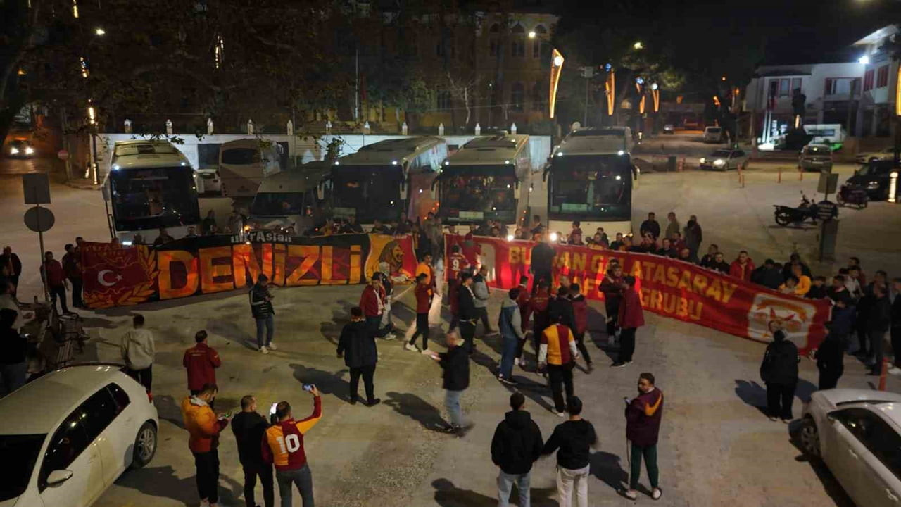 BULDAN GALATASARAY TARAFTAR GRUBU, KOCAELİSPOR MAÇI İÇİN İSTANBUL’A COŞKULU BİR ŞEKİLDE...