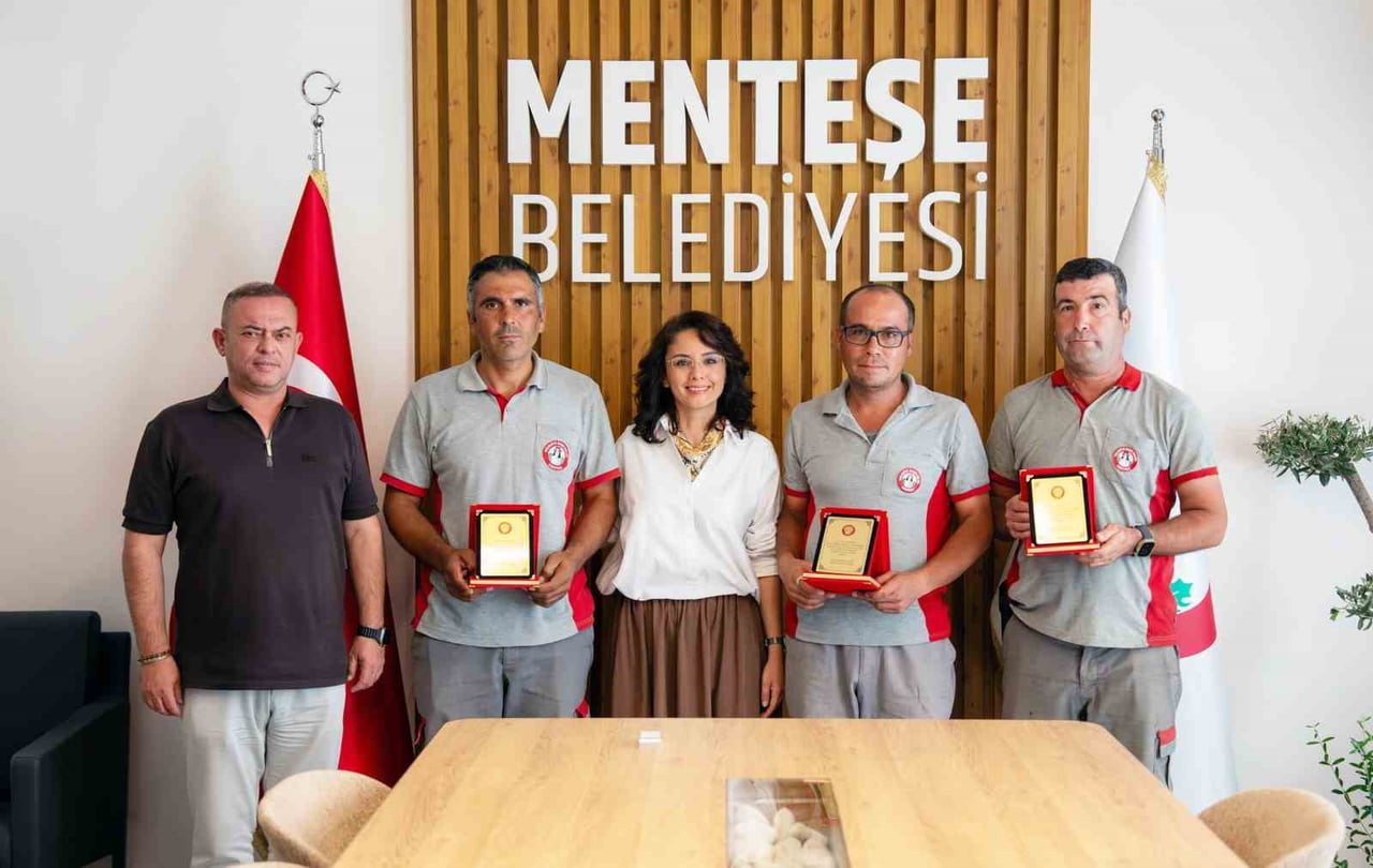 BULDUKLARI ÇANTAYI SAHİBİNE TESLİM EDEN PERSONELE MENTEŞE BELEDİYE BAŞKANI GONCA KÖKSAL ARAS’TAN...
