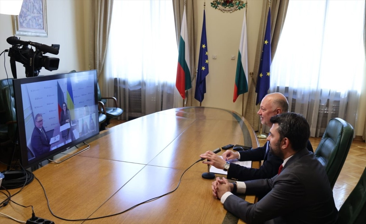 Bulgaristan Başbakanı Rosen Jelyazkov (sağda), Ukrayna Başbakanı Yulia Sviridenko ile çevirim içi...