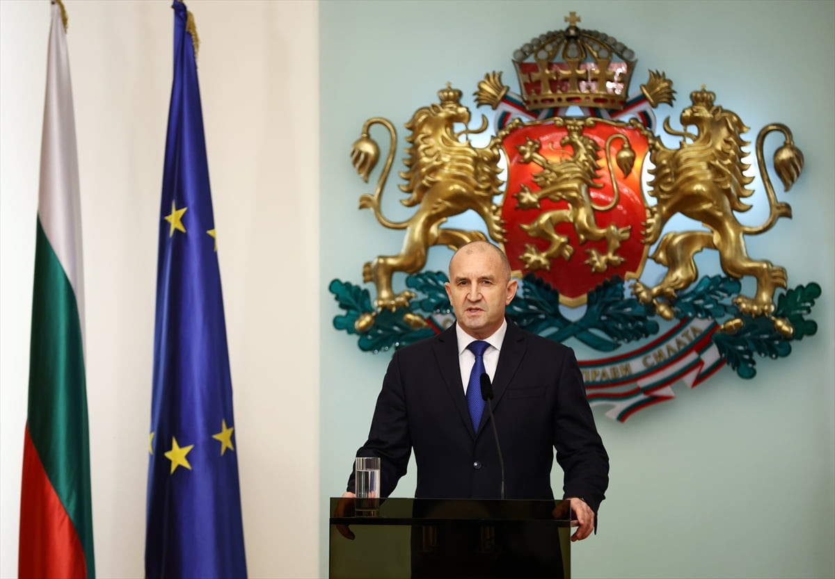 Bulgaristan Cumhurbaşkanı Rumen Radev (fotoğrafta), görevinden istifa etme kararı aldığını...