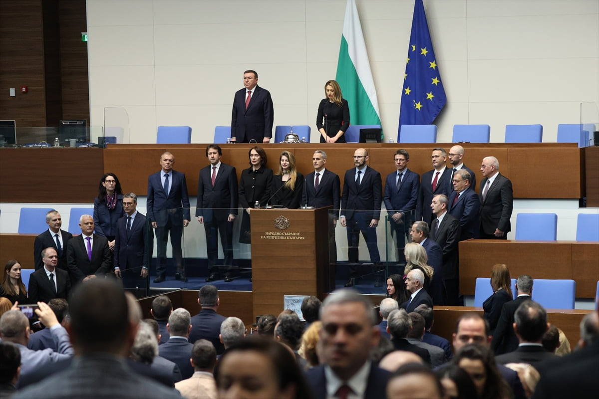 Bulgaristan geçici hükümeti, Meclis'te düzenlenen yemin töreninin ardından resmen görevine...