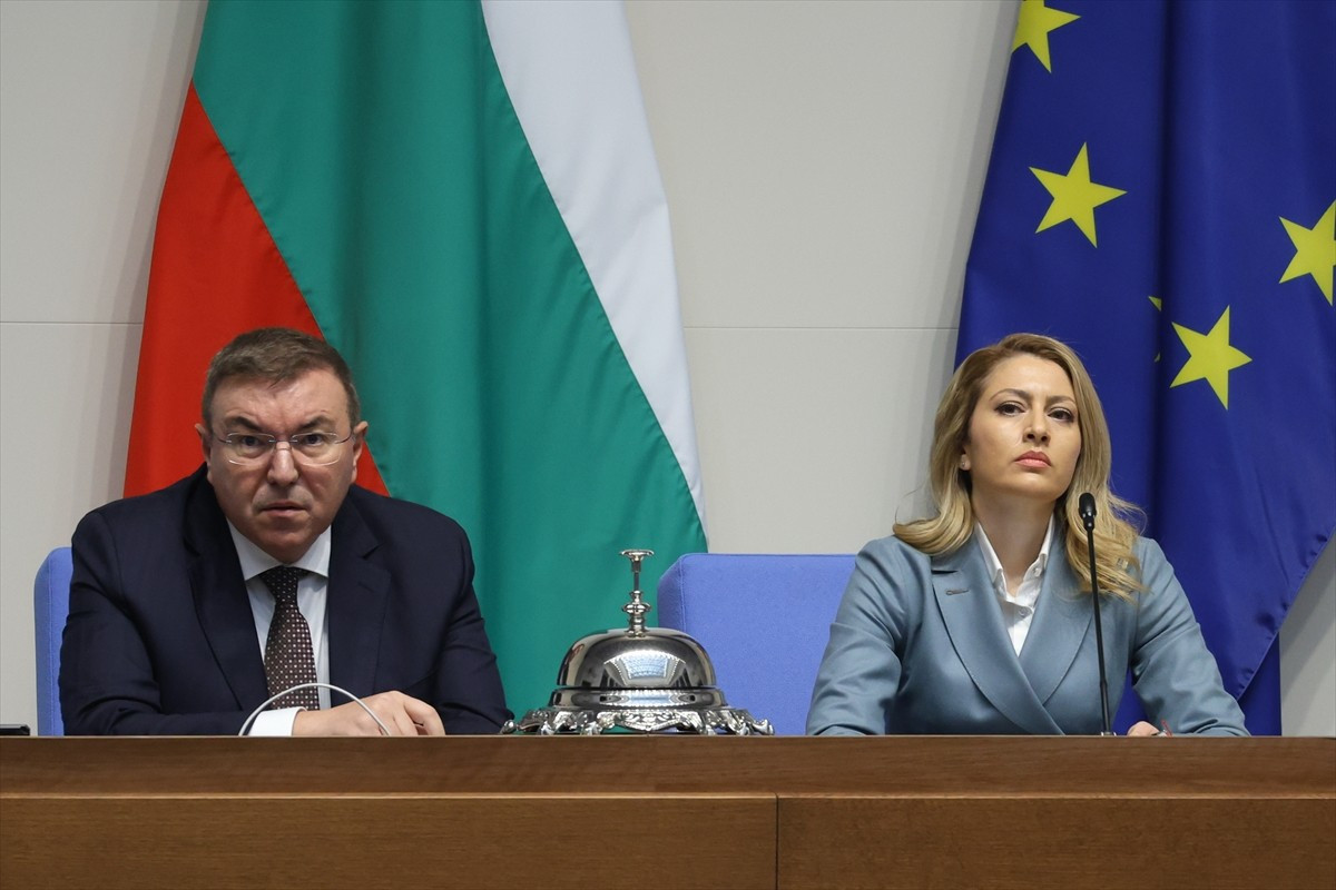 Bulgaristan Parlamentosu, Cumhurbaşkanı Rumen Radev’in ülkede tek olan Lukoil Rafinerisine ilişkin...