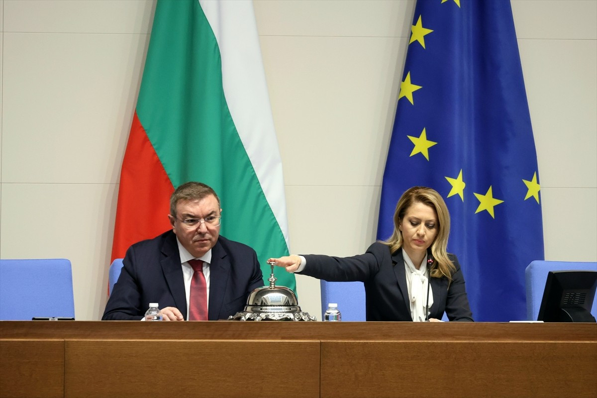 Bulgaristan Parlamentosunda yapılan oylamada, Başbakan Rosen Jelyazkov hükümetinin istifası kabul...