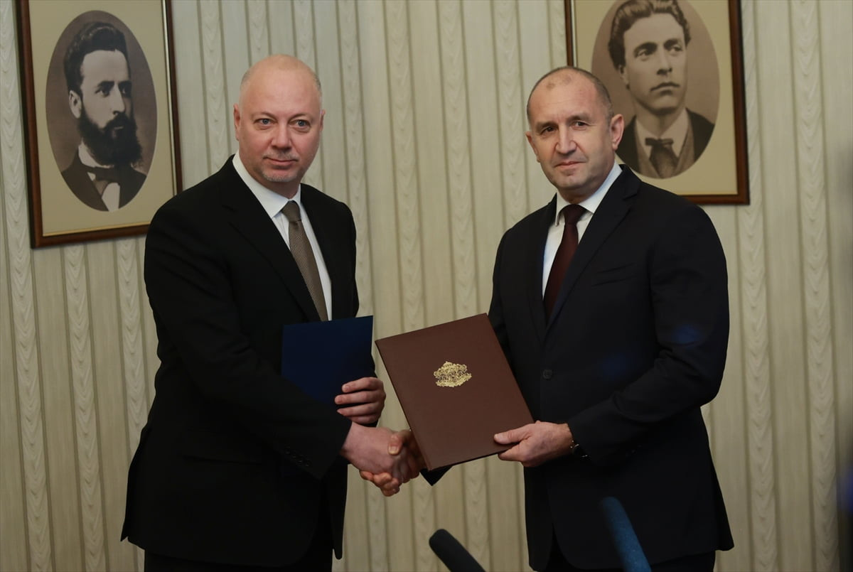 Bulgaristan'da Başbakan Rosen Jelyazkov (solda) hükümetinin istifasının ardından, parlamentoda en...